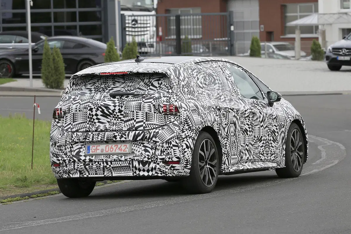 Volkswagen ID. Crozz: il SUV elettrico avvistato insieme alla ID.3 (26)