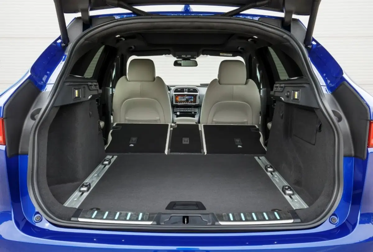 Jaguar F-Pace 3.0d i6 mhev R-Dynamic SE 90th Anniversary Edition awd 300cv auto (51)