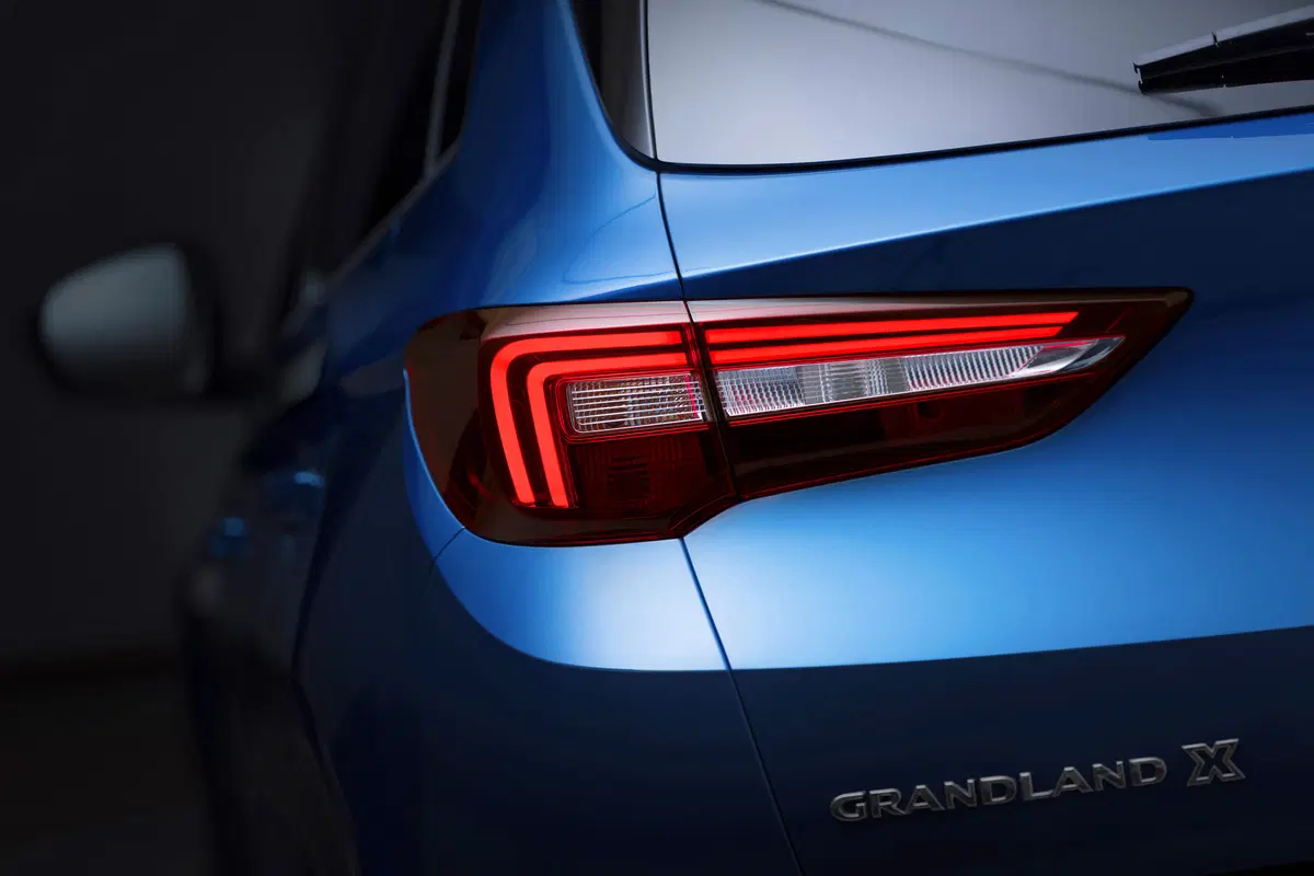 Opel Grandland X 1.6 Hybrid Plug-in aut. AWD Design Line (23)