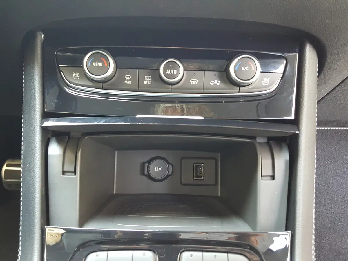 Opel Grandland X 1.6 Hybrid Plug-in aut. AWD Design Line (19)