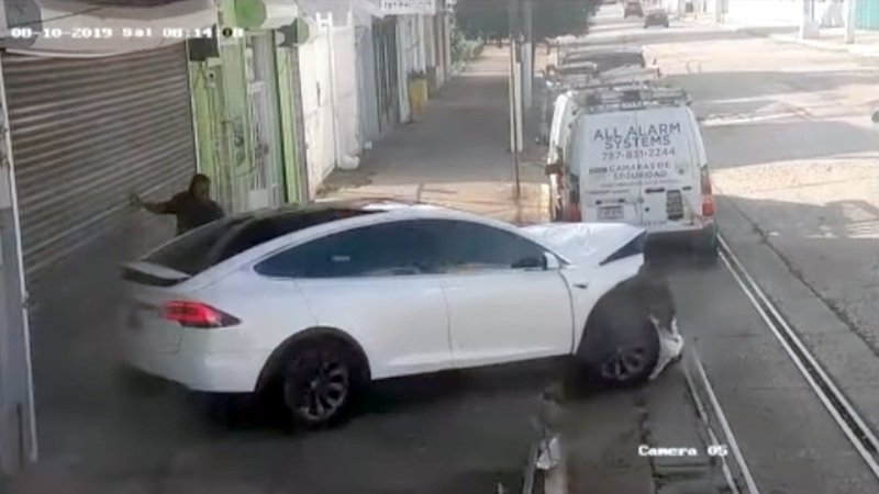 La Tesla Model X impazzisce (sostiene il proprietario): tragedia sfiorata [Video]