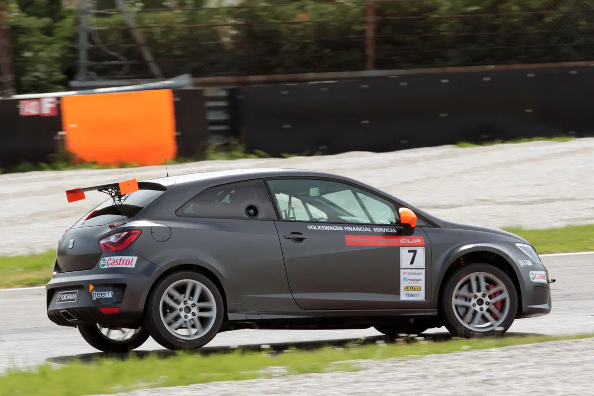 Seat Motorsport 2016: ecco la Leon ST TCS (6)