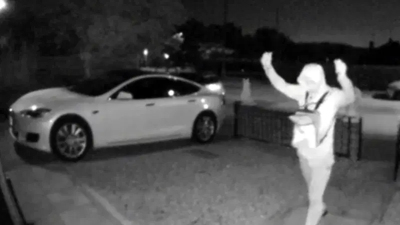 Tesla Model S rubata in 30 secondi: il video dimostra come sia "semplice"