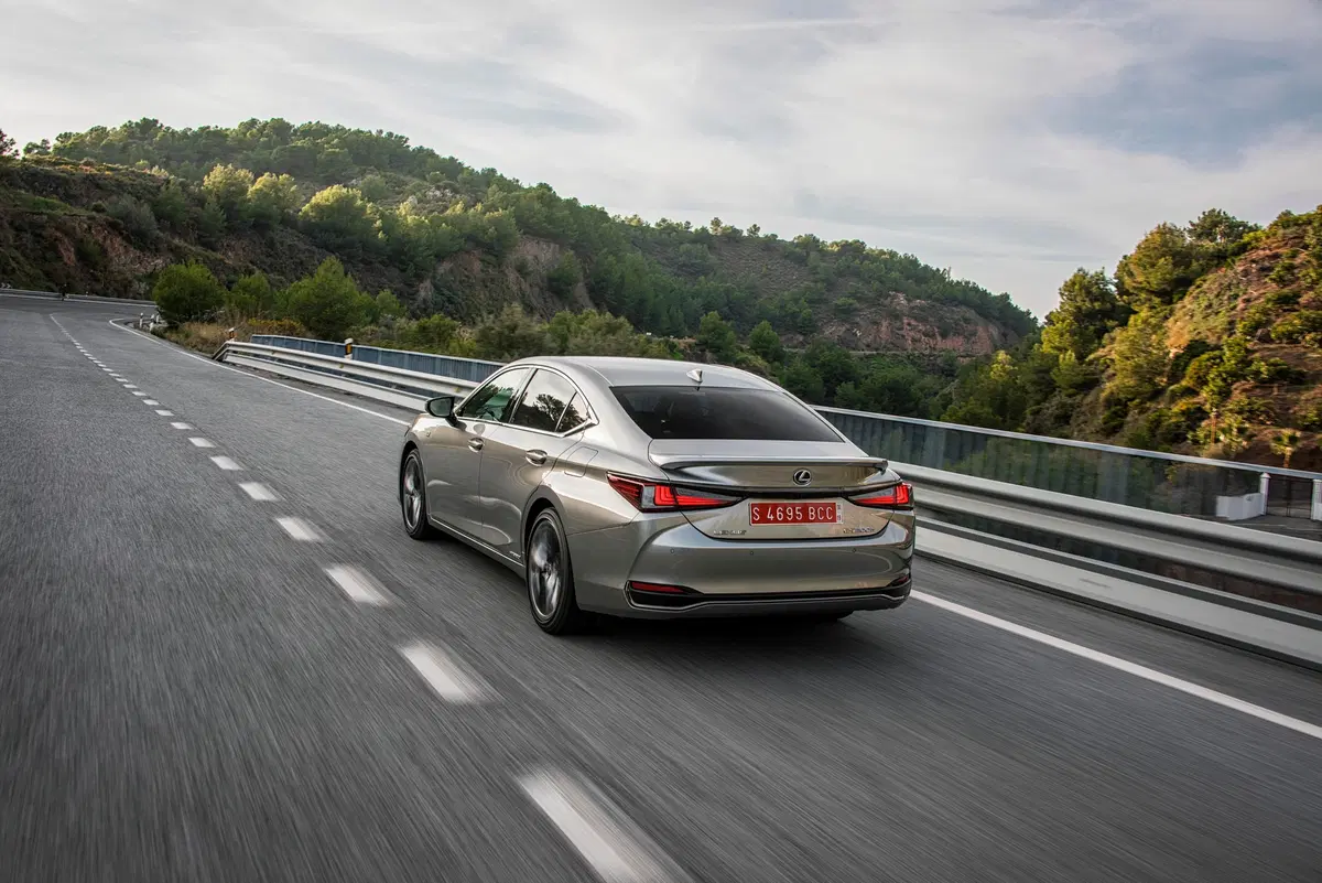 Lexus ES (2018-->>) (4)