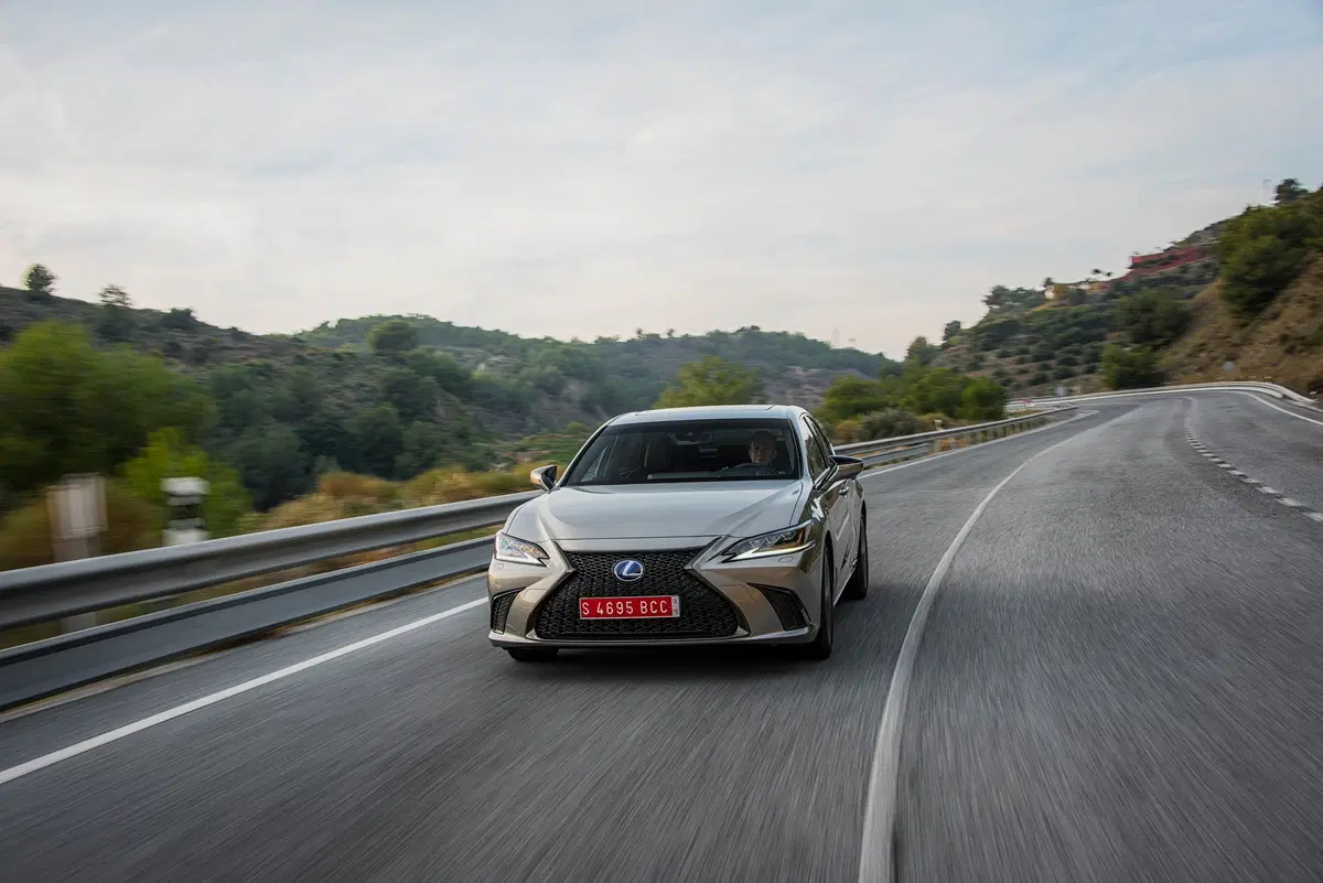 Lexus ES (2018-->>) (9)