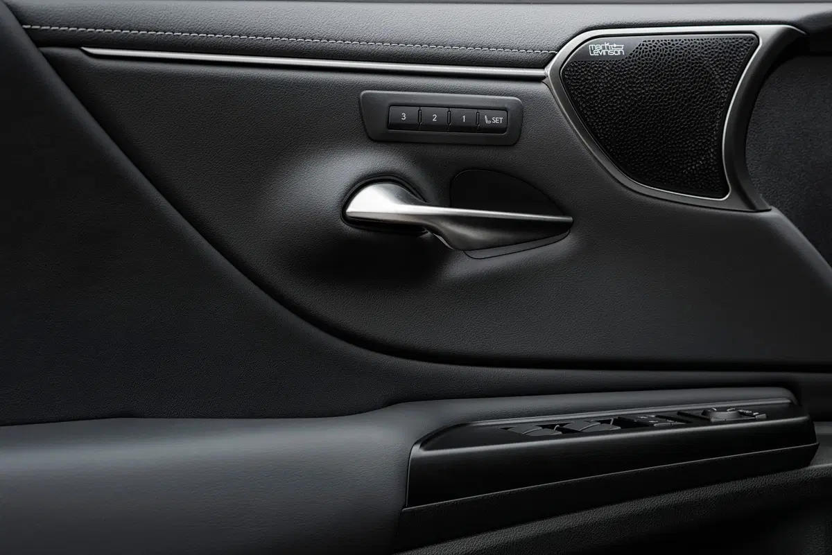 Lexus ES (2018-->>) (19)