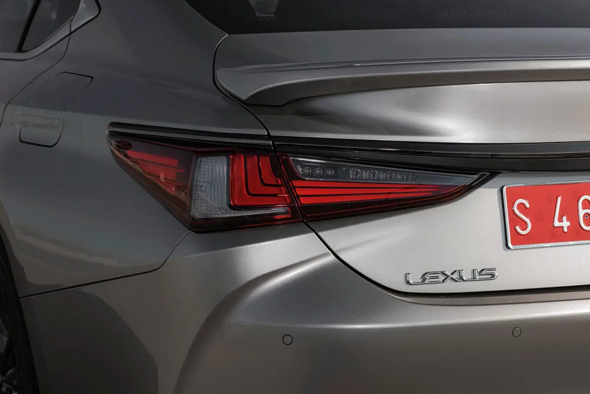 Lexus ES (2018-->>) (21)
