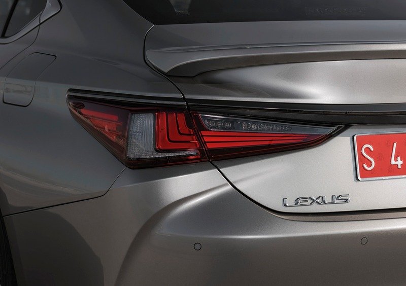 Lexus ES (21)