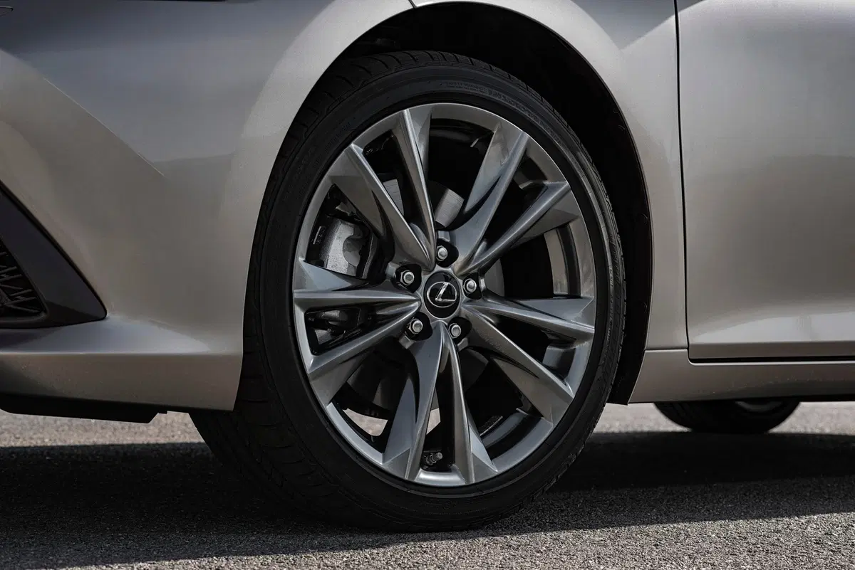 Lexus ES (2018-->>) (25)