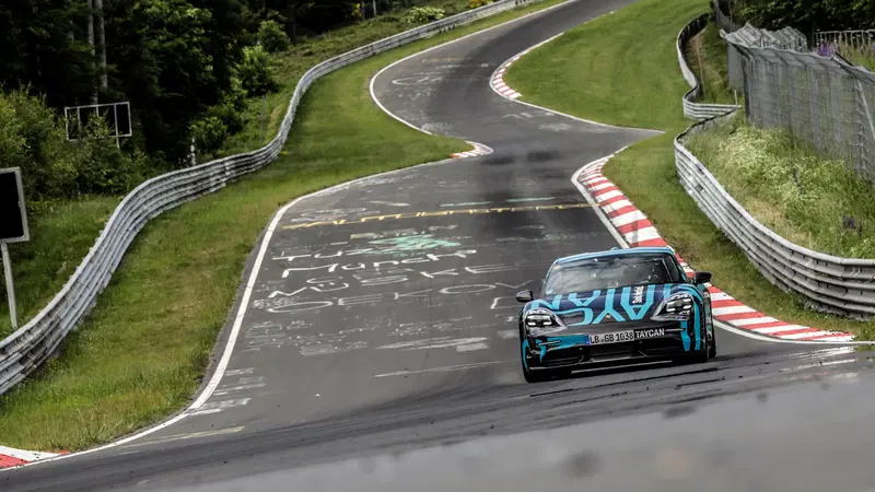 Porsche Taycan: in 7' 42" al Nurburgring