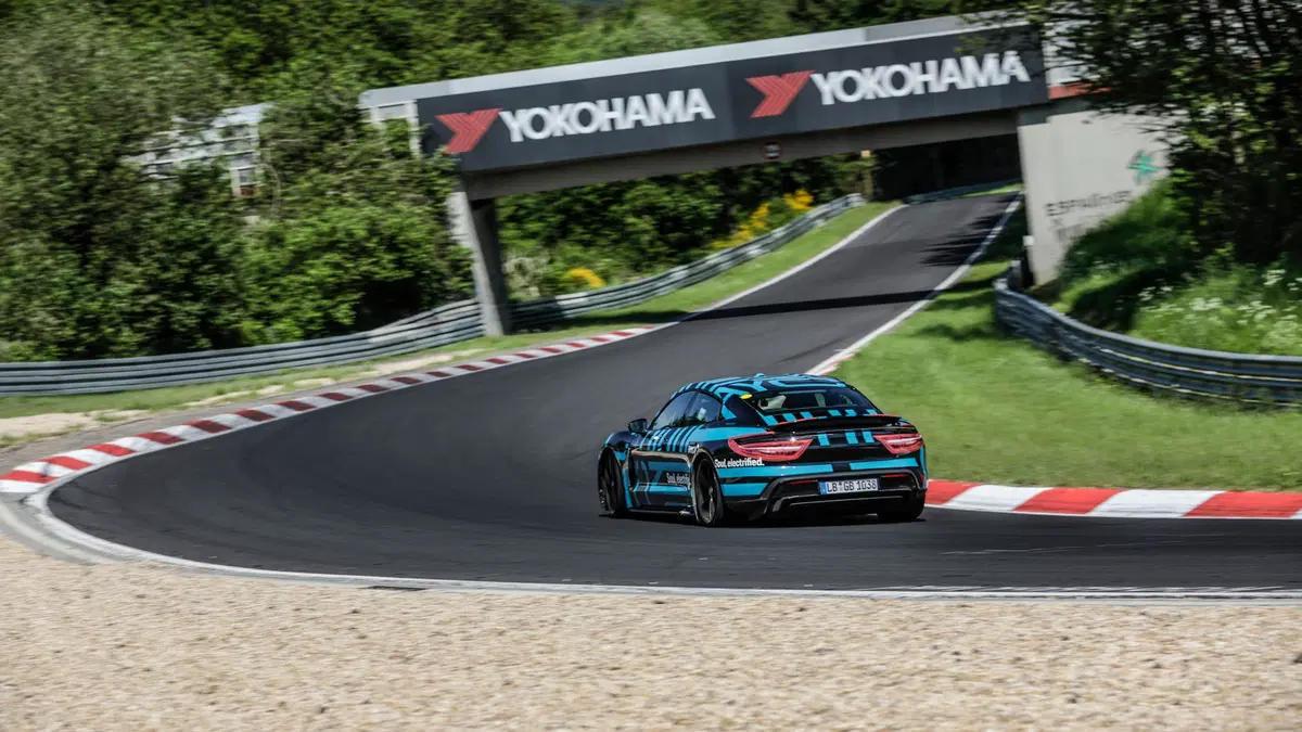 Porsche Taycan: in 7' 42' al Nurburgring (4)