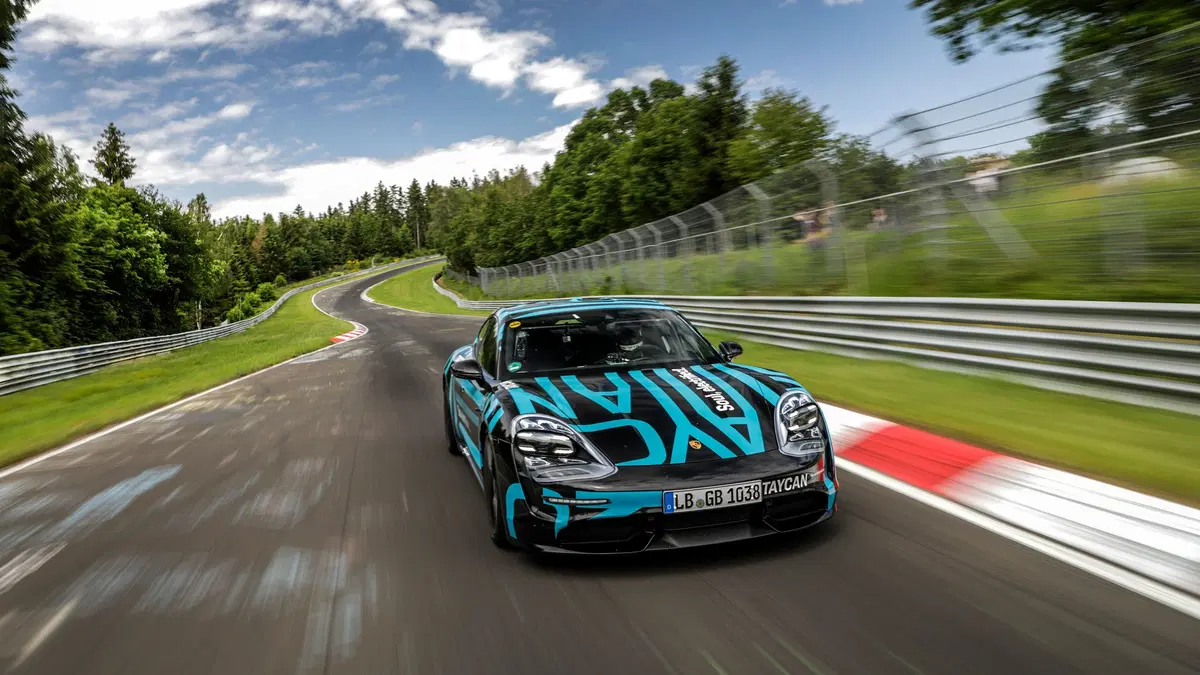 Porsche Taycan: in 7' 42' al Nurburgring (5)