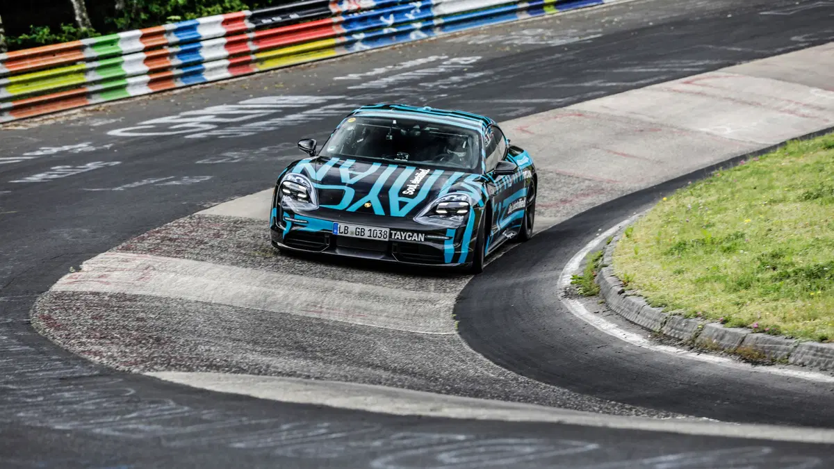 Porsche Taycan: in 7' 42' al Nurburgring (6)