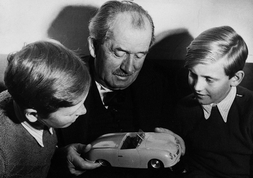 Ferdinand Piech (sulla destra) con Ferry Porsche e il cugino Alexander Butzi Porsche
