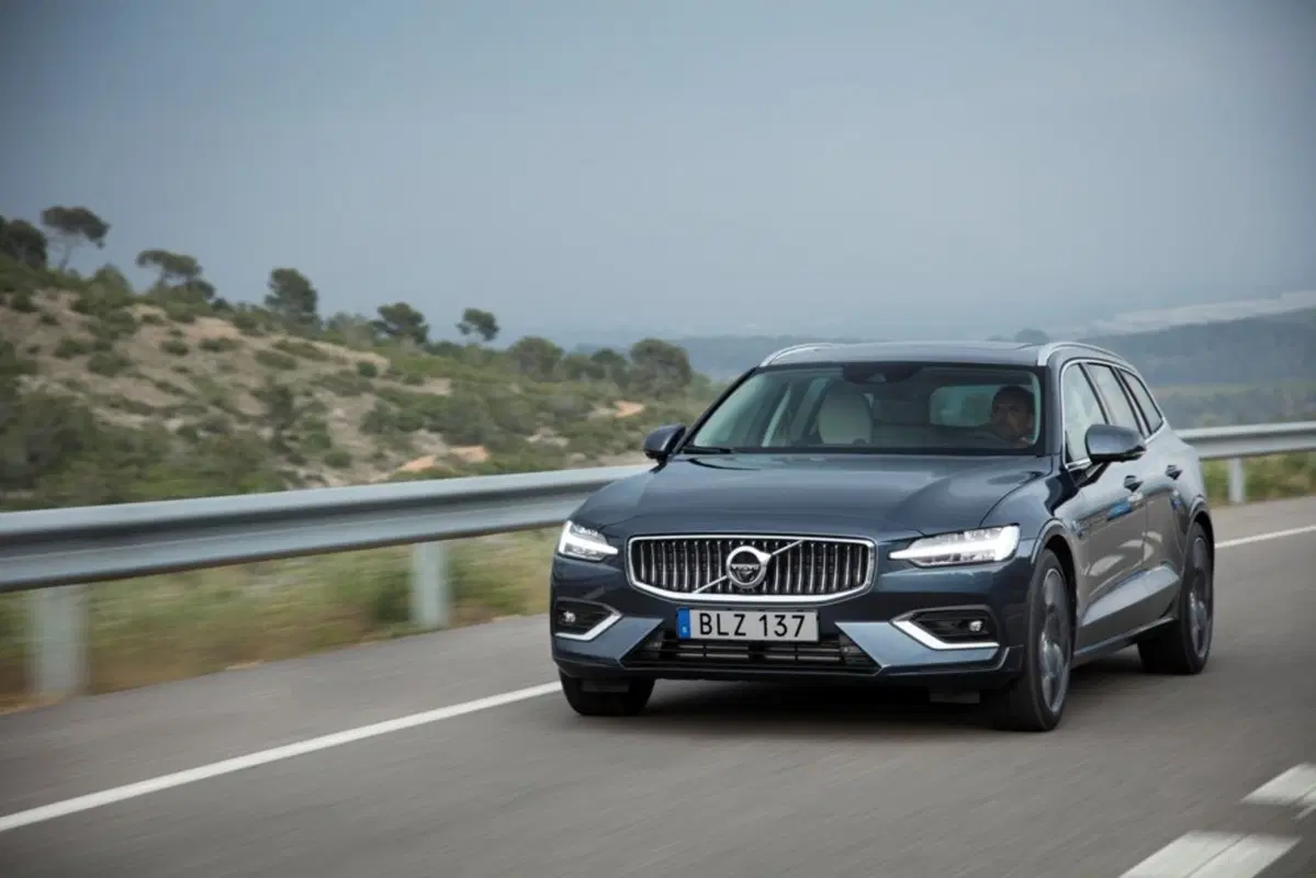 Volvo V60 T6 Plug-in Hybrid AWD automatico Ultra Dark (8)
