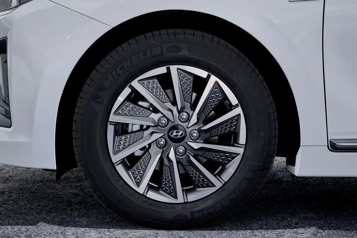 Hyundai Ioniq Electric: il restyling 2019 è ancora più completo [Video] (2)