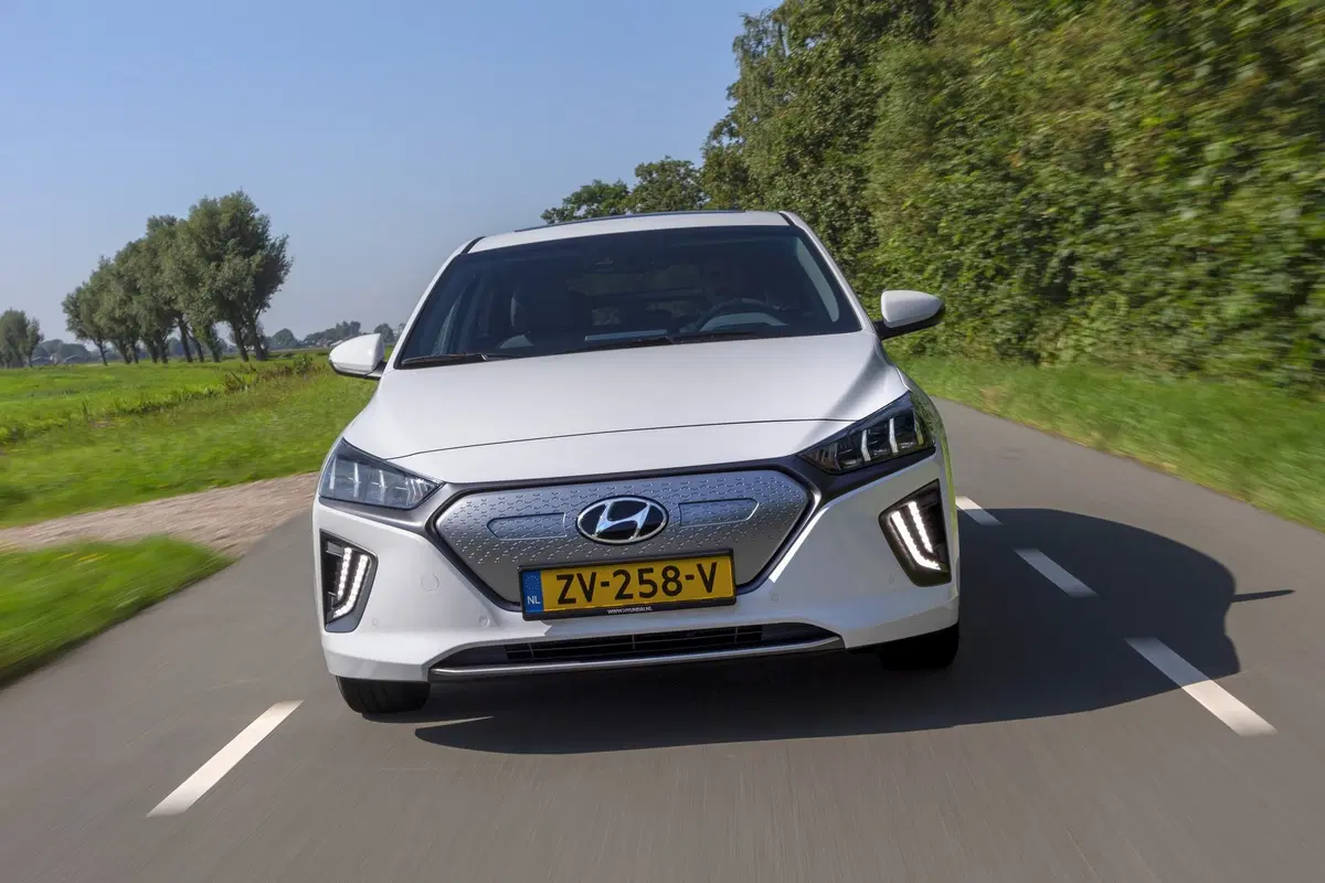 Hyundai Ioniq Electric: il restyling 2019 è ancora più completo [Video] (15)