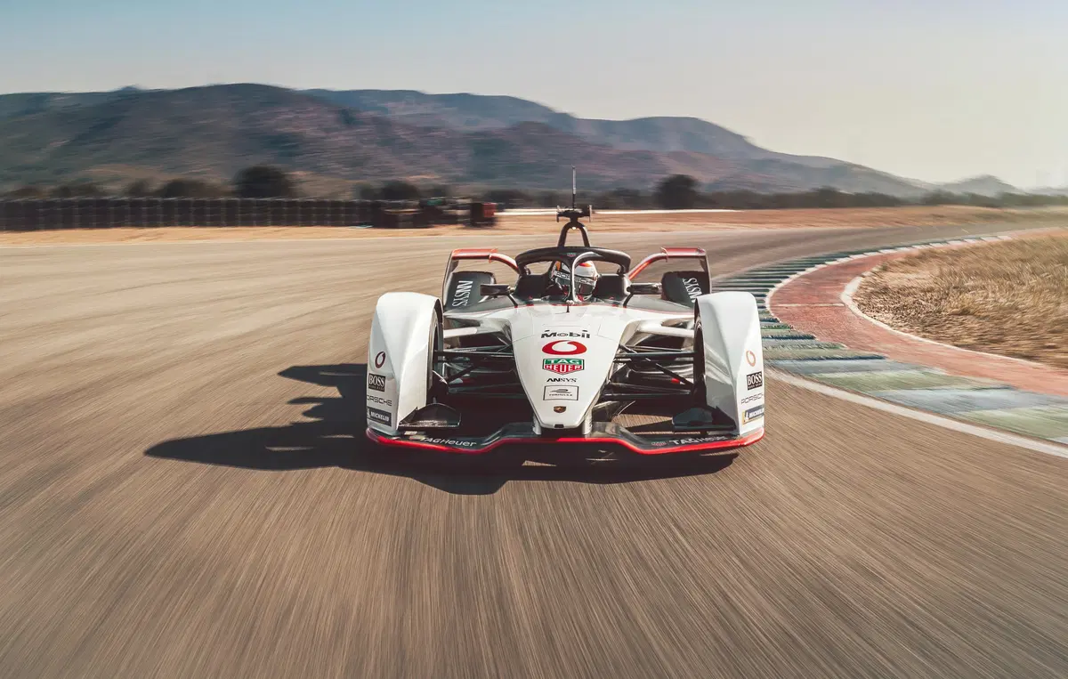 Formula E: Porsche svela la 99X Electric (6)