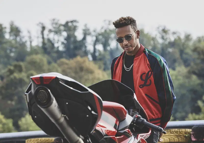 Marquez sfida Hamilton: &laquo;Battagliamo in moto e F1&raquo;