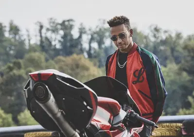 Marquez sfida Hamilton: «Battagliamo in moto e F1»