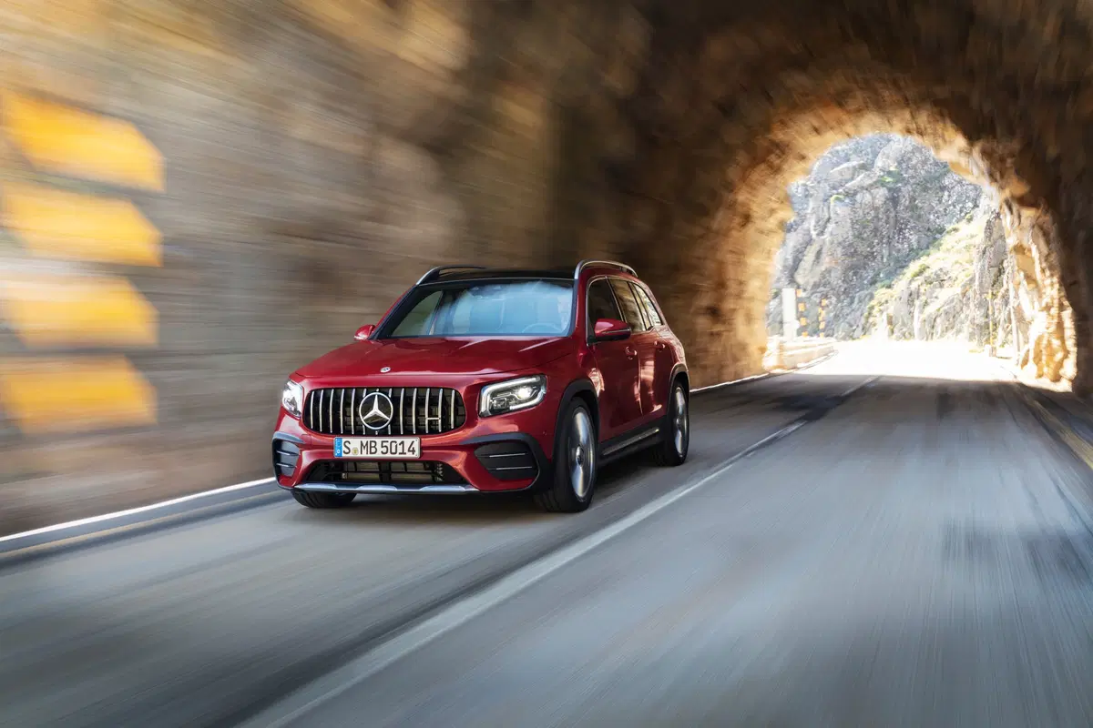 Mercedes-AMG GLB 35, il SUV sale a 306 CV (2)