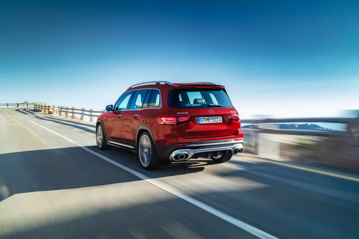 Mercedes-AMG GLB 35, il SUV sale a 306 CV (3)