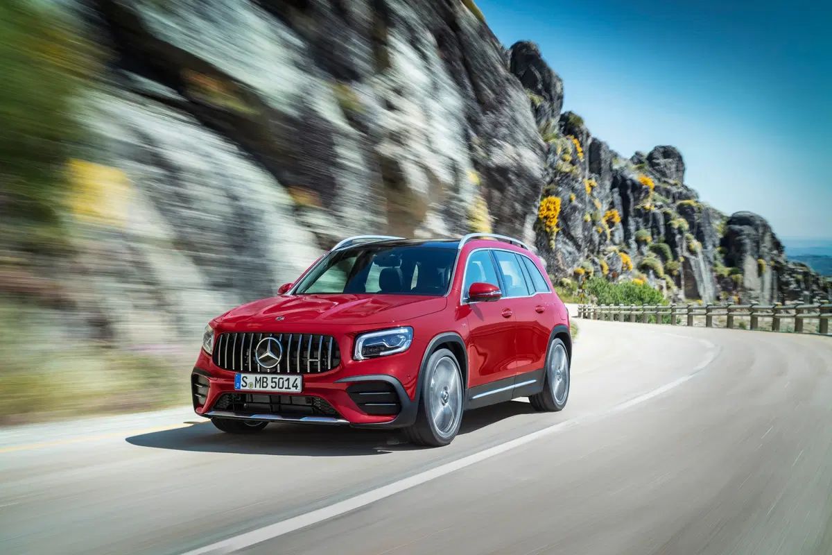 Mercedes-AMG GLB 35, il SUV sale a 306 CV (4)