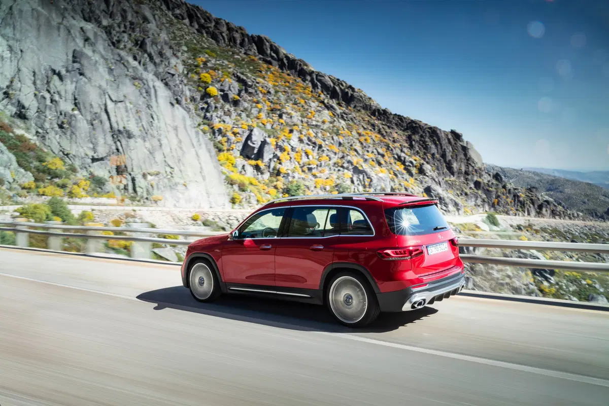 Mercedes-AMG GLB 35, il SUV sale a 306 CV (5)