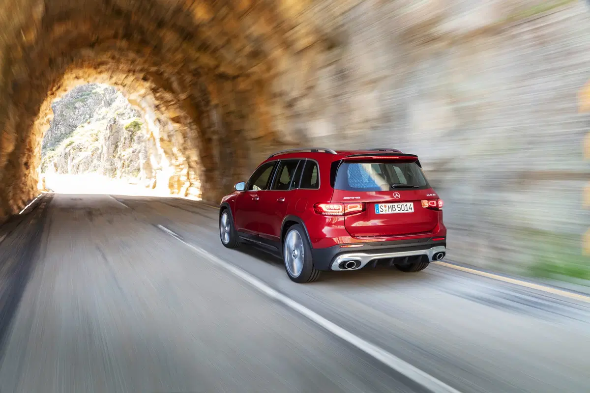 Mercedes-AMG GLB 35, il SUV sale a 306 CV (8)