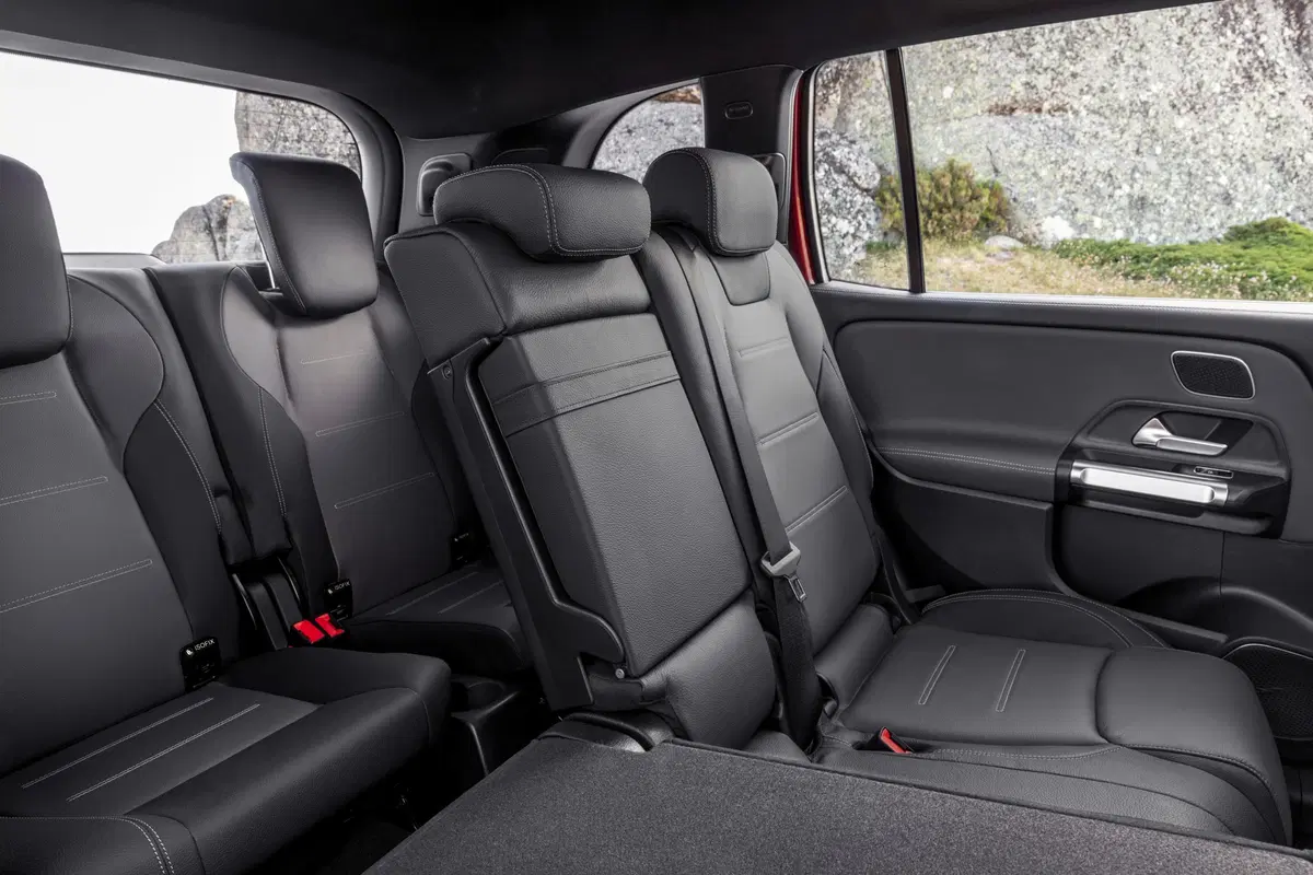 Mercedes-AMG GLB 35, il SUV sale a 306 CV (9)