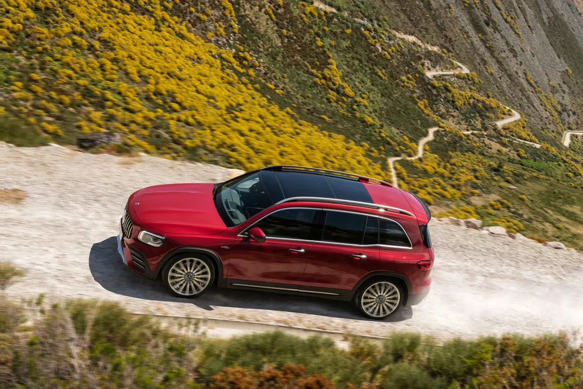 Mercedes-AMG GLB 35, il SUV sale a 306 CV (7)