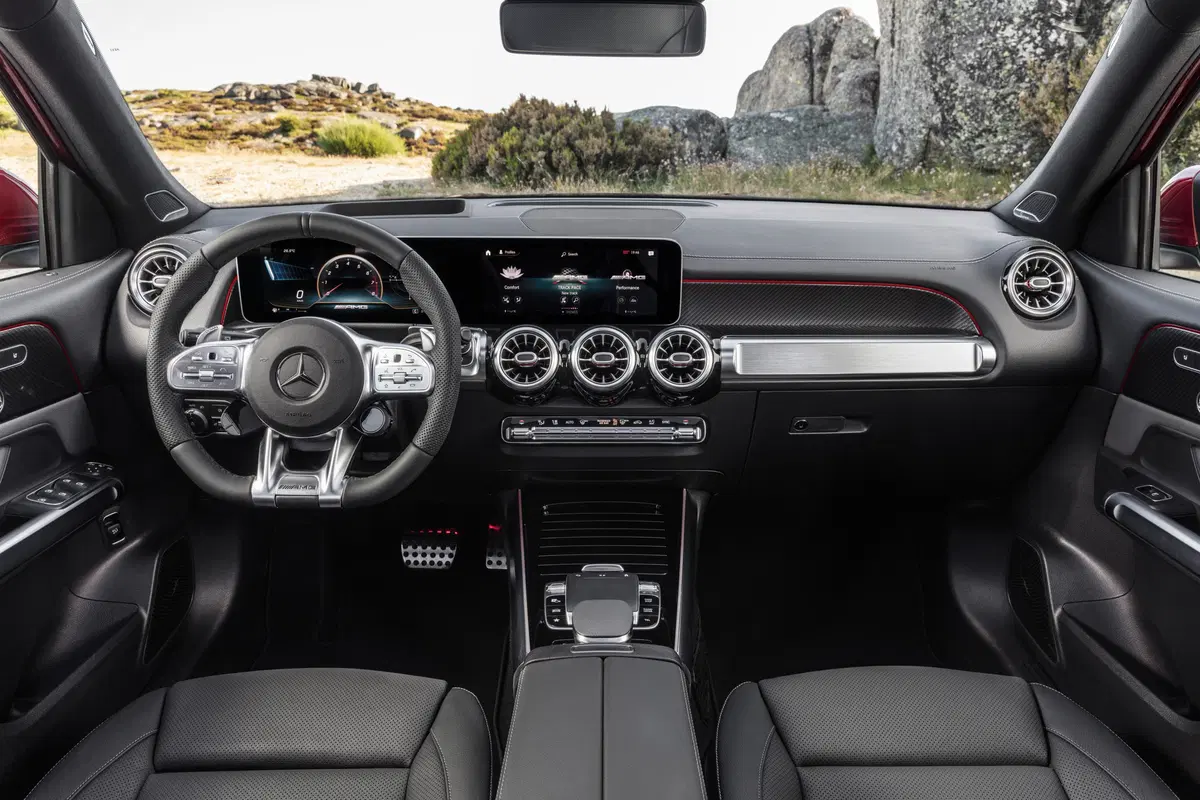 Mercedes-AMG GLB 35, il SUV sale a 306 CV (10)