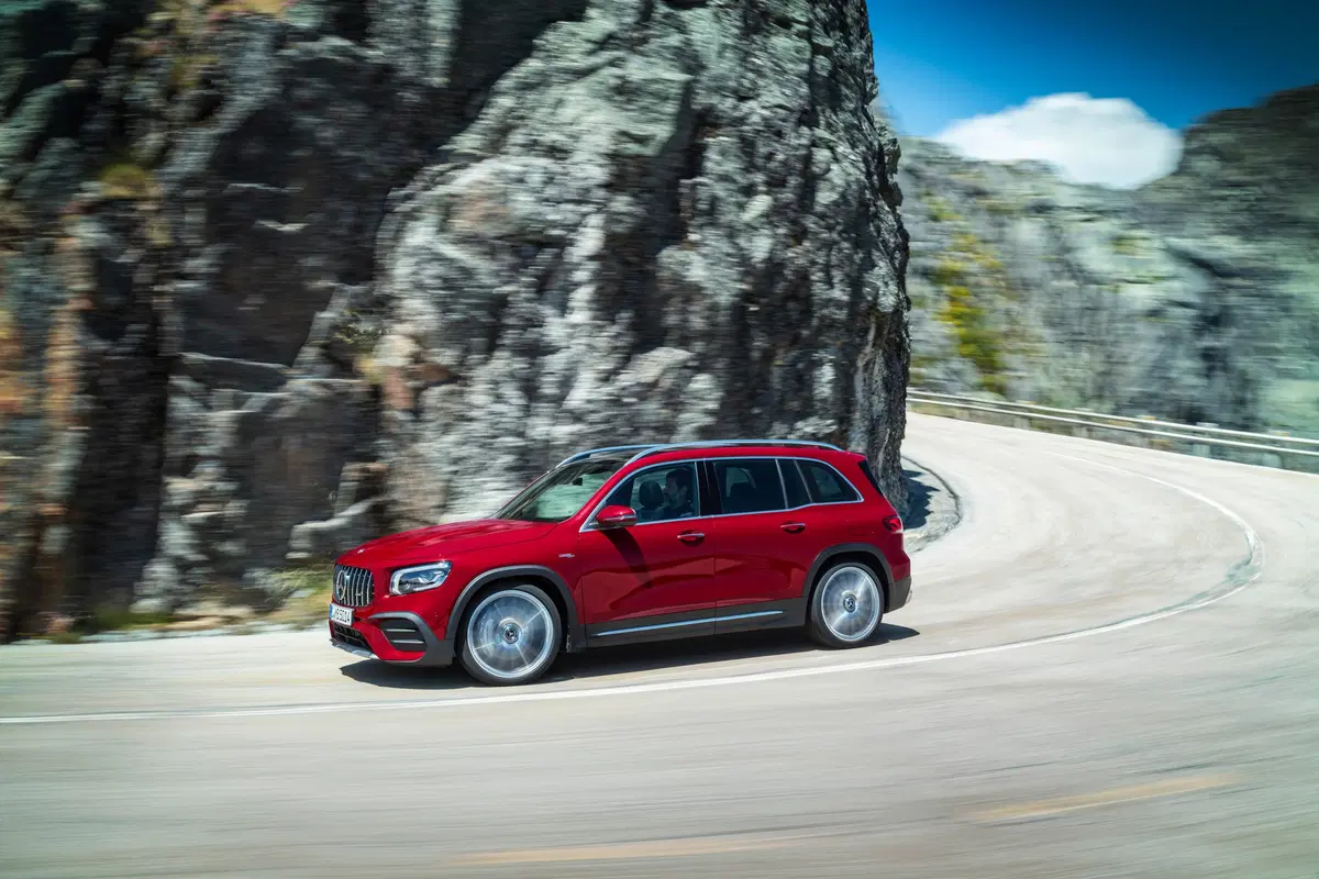 Mercedes-AMG GLB 35, il SUV sale a 306 CV (11)