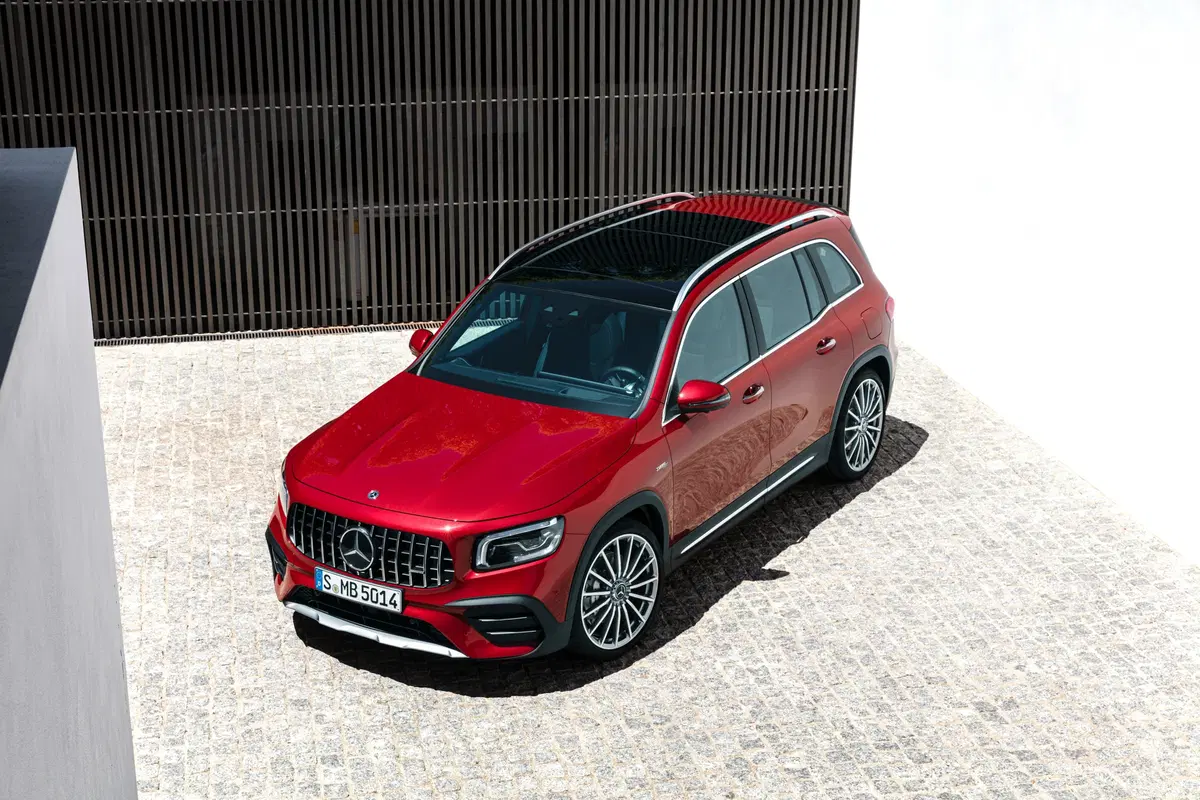 Mercedes-AMG GLB 35, il SUV sale a 306 CV (12)