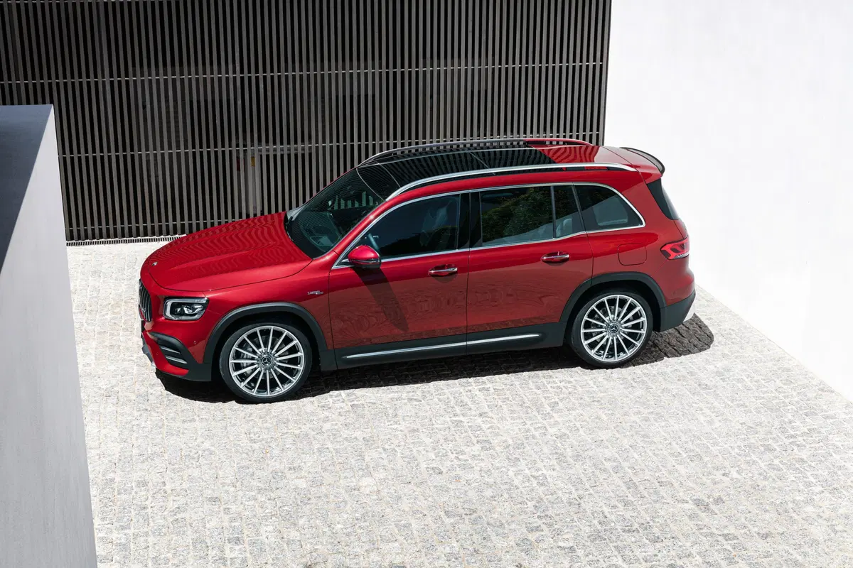 Mercedes-AMG GLB 35, il SUV sale a 306 CV (13)