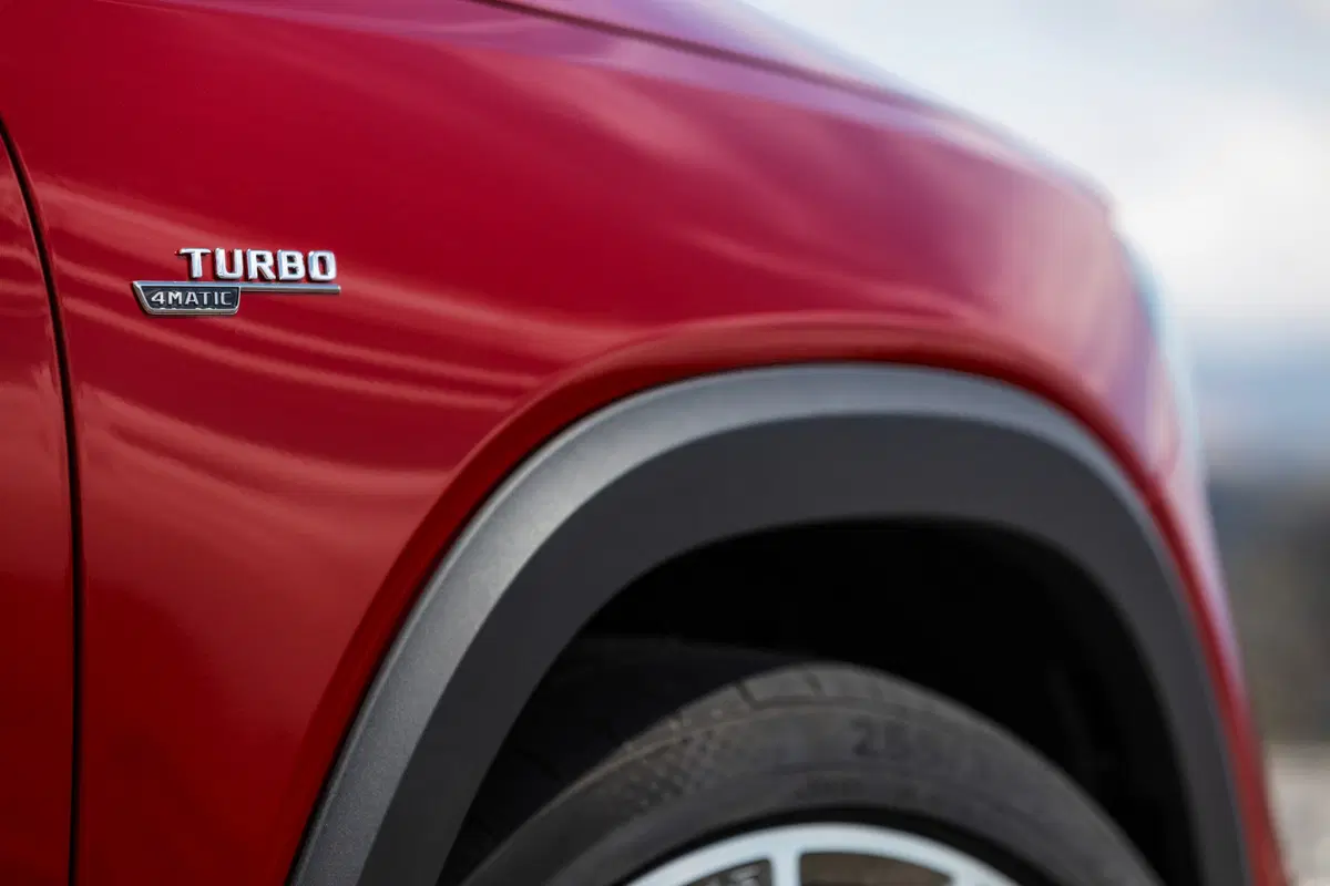 Mercedes-AMG GLB 35, il SUV sale a 306 CV (14)