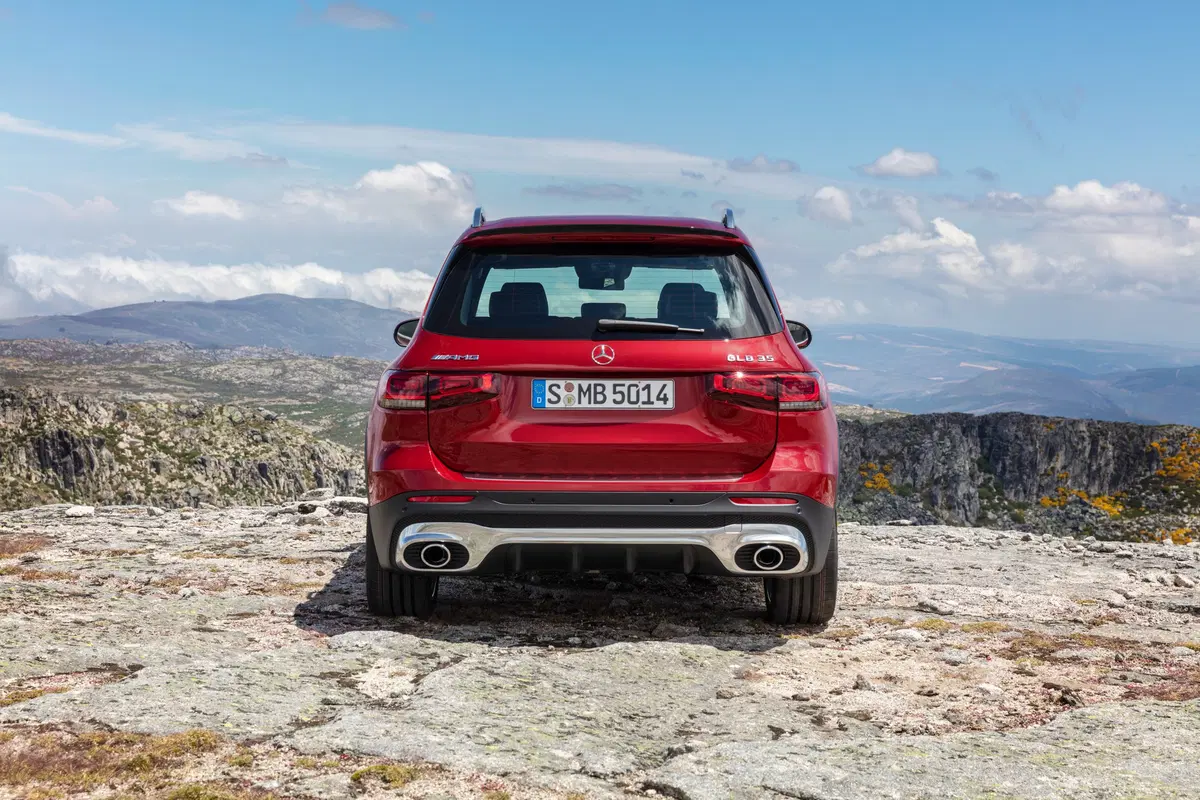 Mercedes-AMG GLB 35, il SUV sale a 306 CV (15)