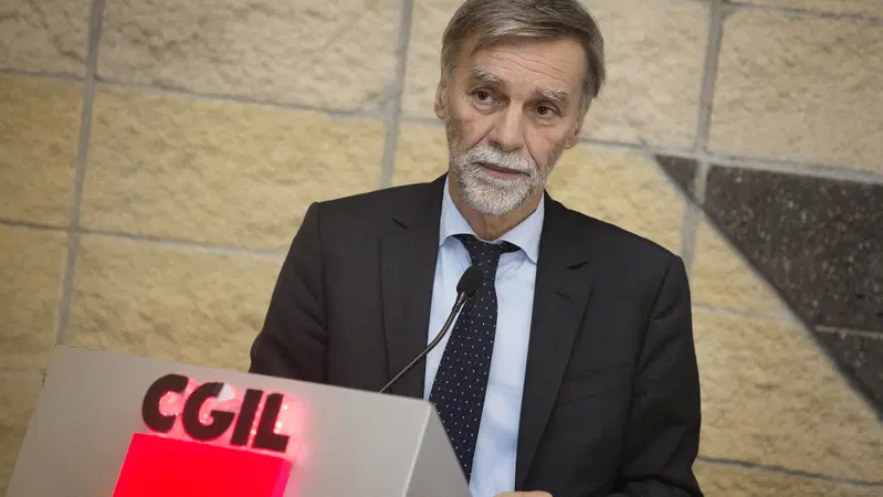 Delrio: &laquo;Revisione concessioni autostrade? D&rsquo;accordo con M5S&raquo;