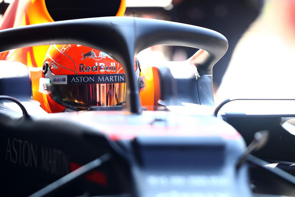 Verstappen a bordo della sua Red Bull per il GP del Belgio 2019 con il nuovo casco orange