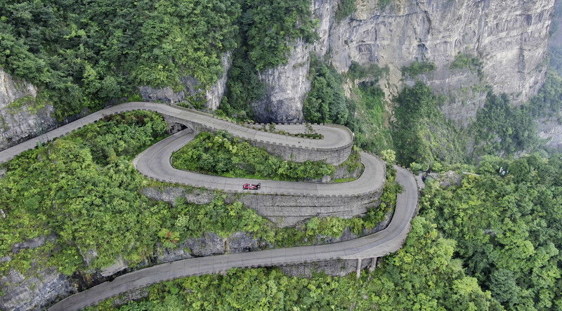 La spettacolare strada che si arrampica sulla Tianmen Mountain in Cina