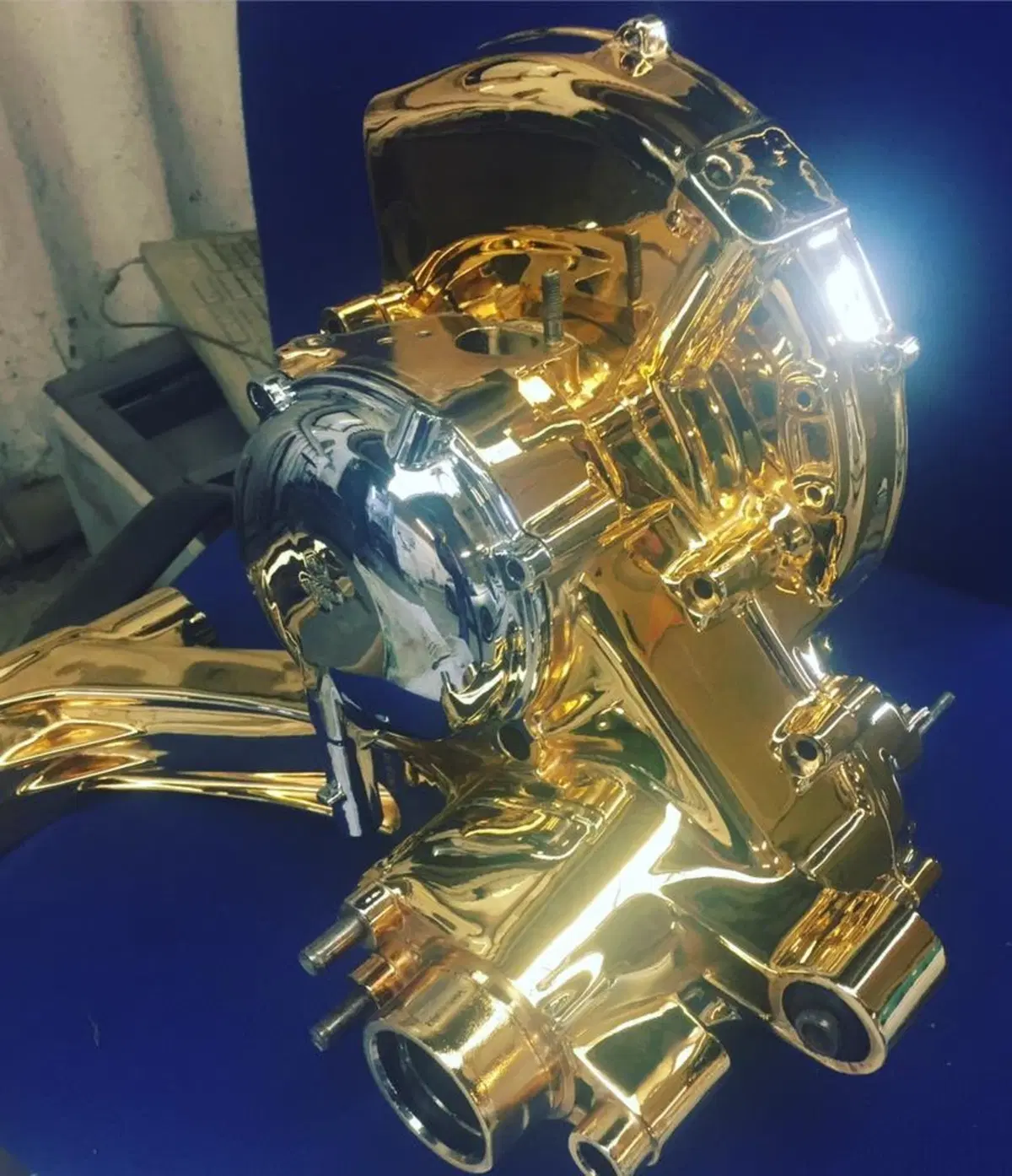 Motori placcati in oro: follie del tuning (7)