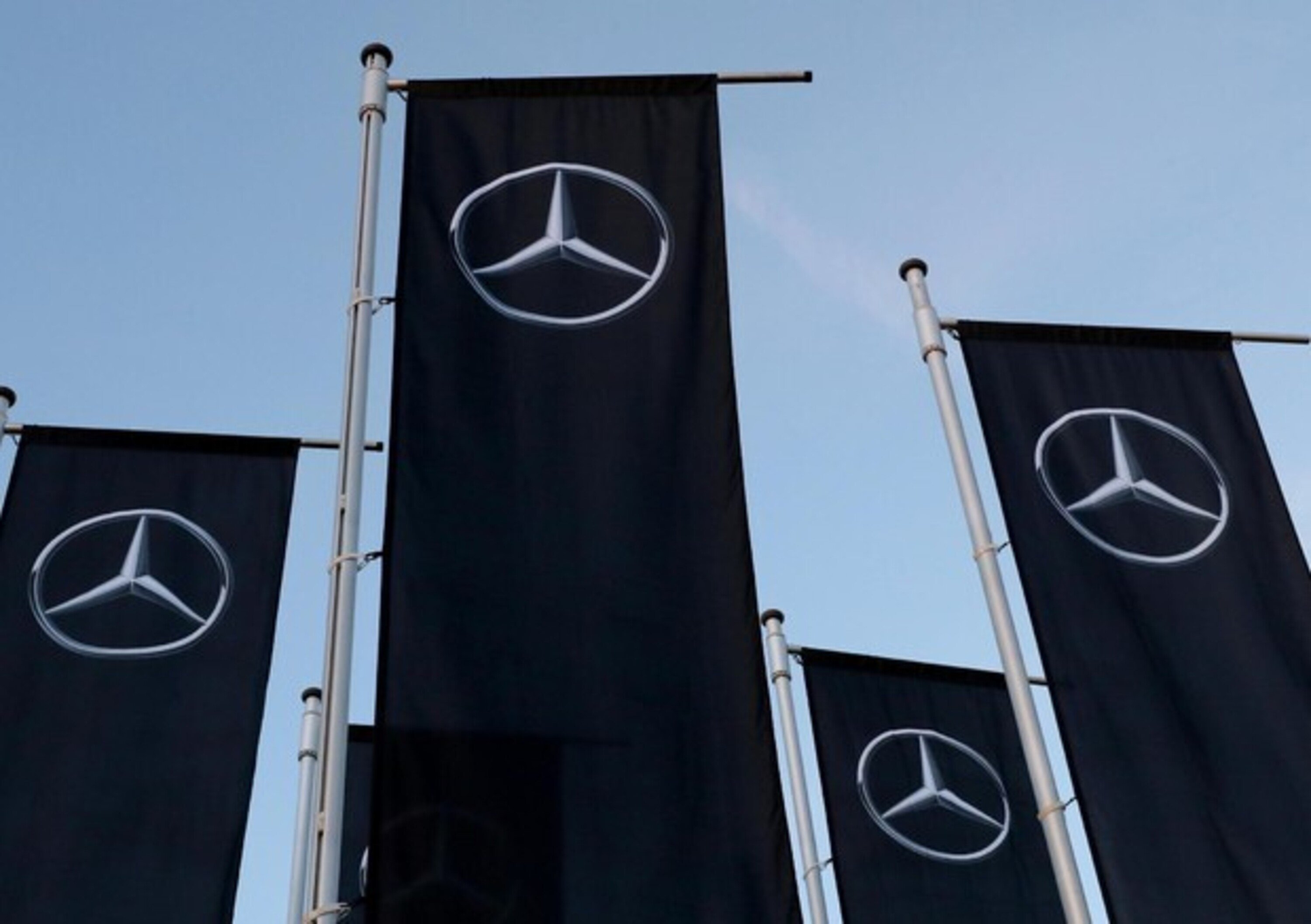 Mercedes, SUV bloccati nel parcheggio di un ex aeroporto militare tedesco
