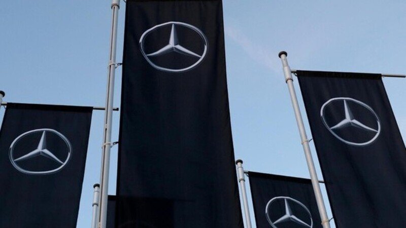 Mercedes, SUV bloccati nel parcheggio di un ex aeroporto militare tedesco