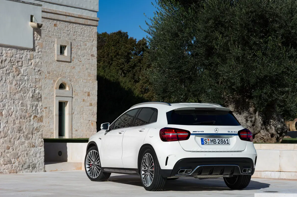 Mercedes-Benz GLA SUV 200 d Automatic 4Matic Premium (4)