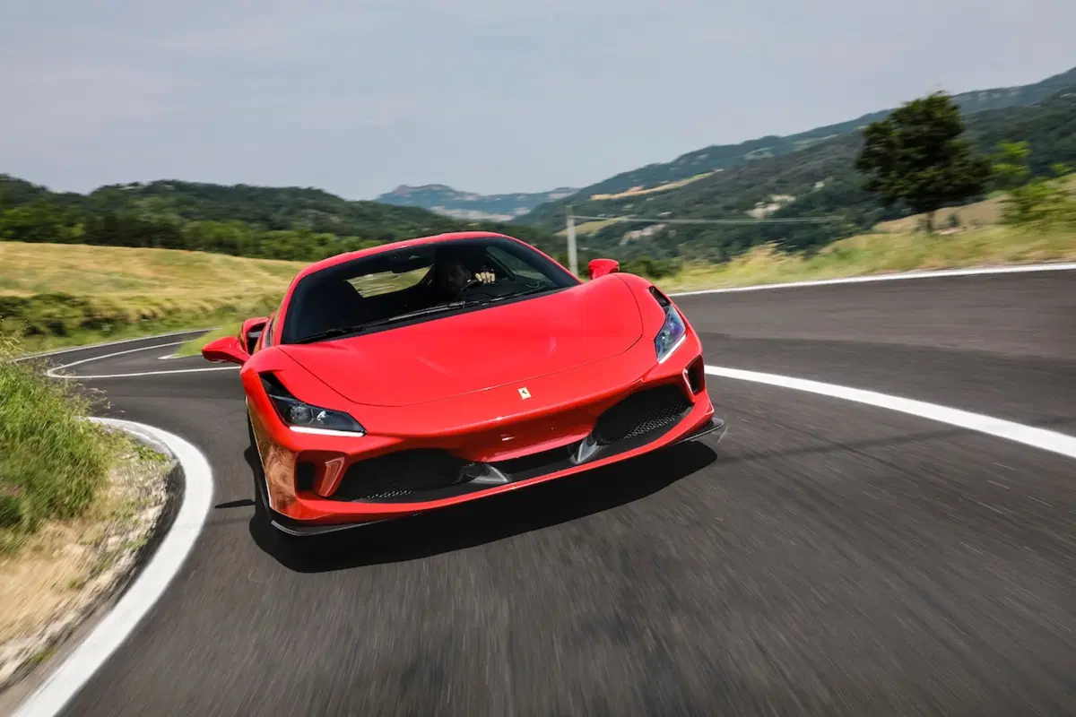 Ferrari F8 Tributo, celebra la dinastia V8 con la forza di 720 CV [Video]