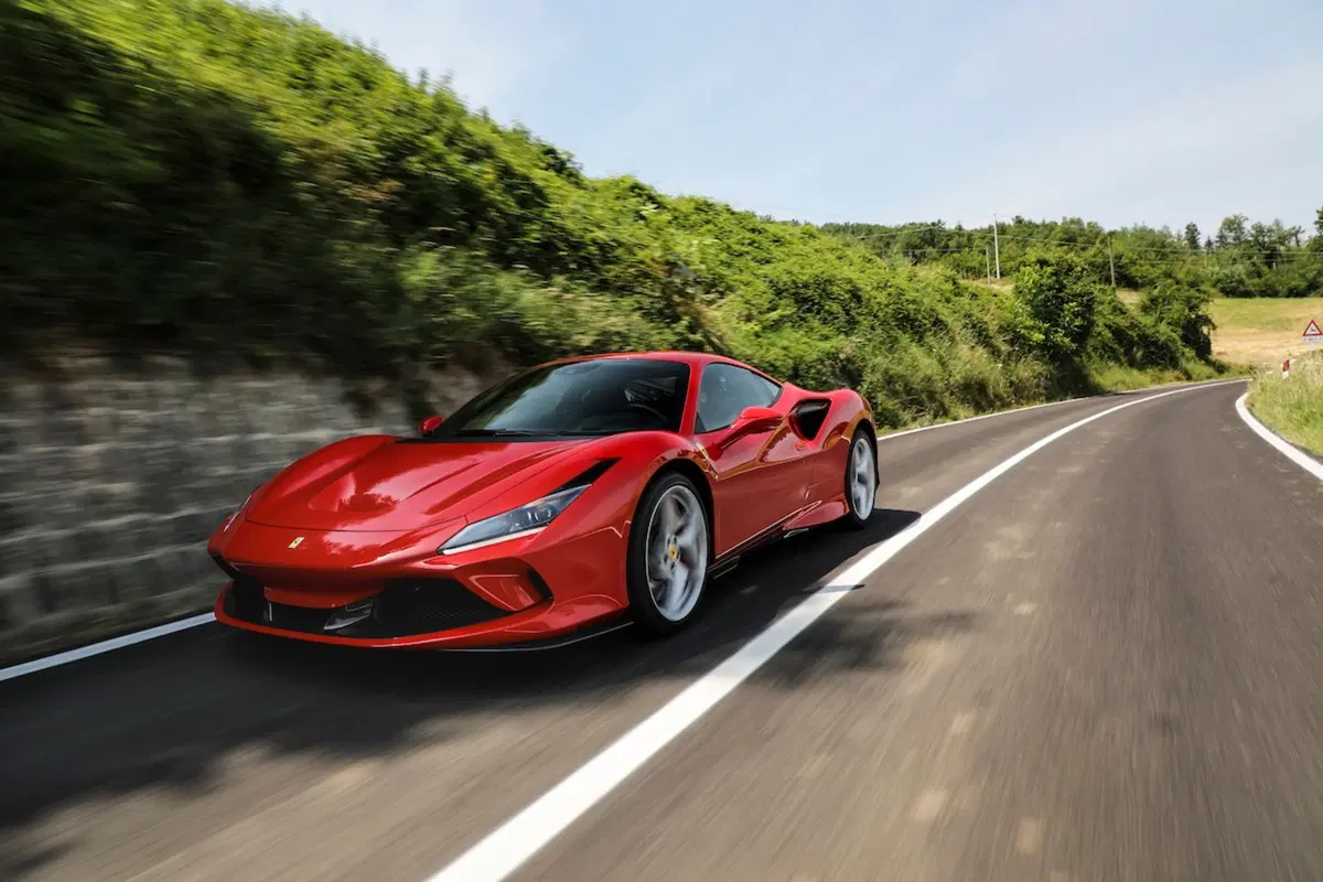 Ferrari F8 Tributo, celebra la dinastia V8 con la forza di 720 CV [Video] (4)
