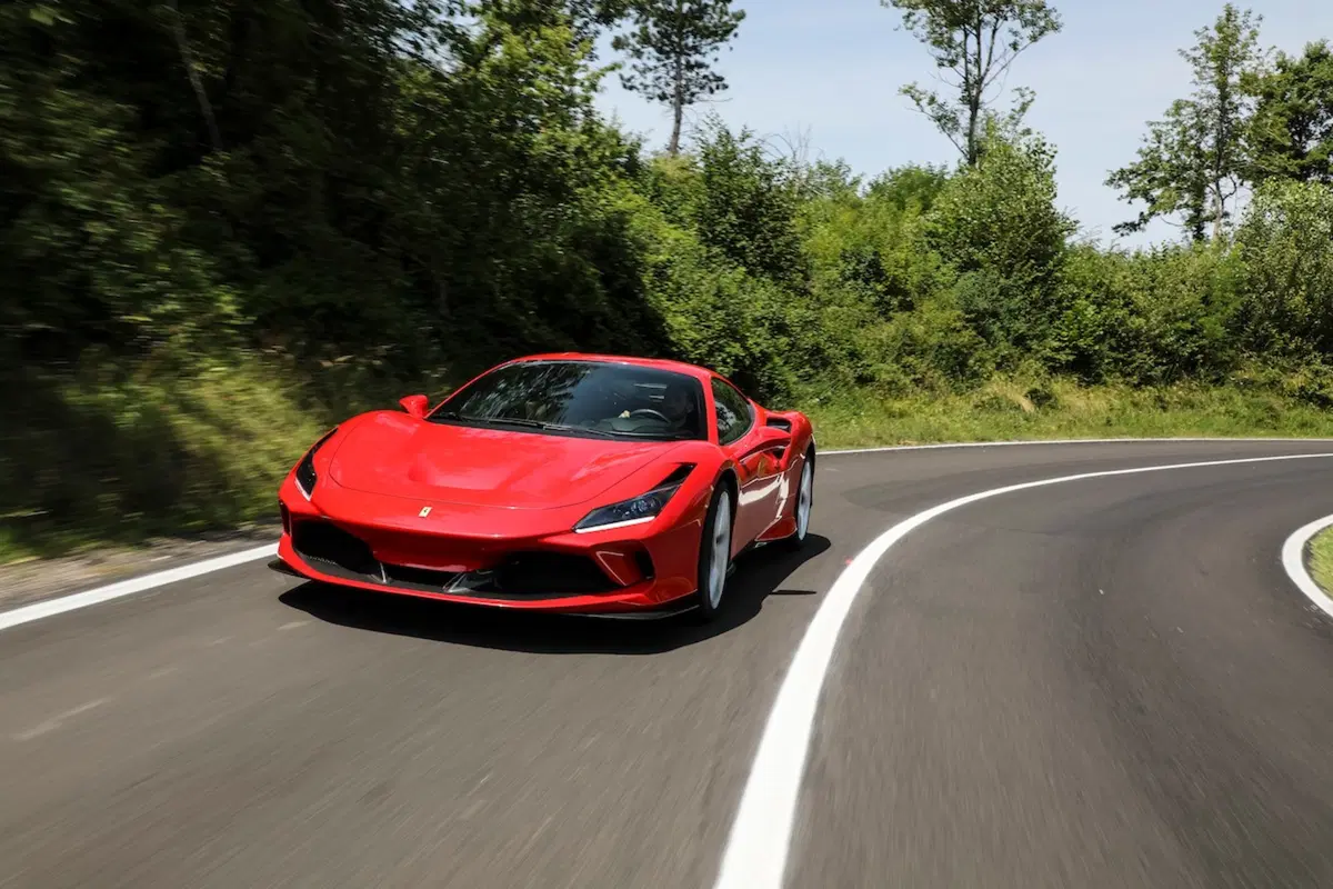 Ferrari F8 Tributo, celebra la dinastia V8 con la forza di 720 CV [Video] (8)