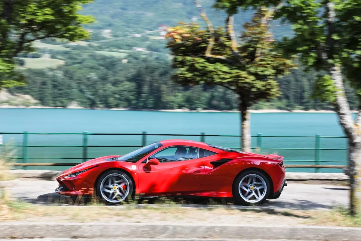 Ferrari F8 Tributo, celebra la dinastia V8 con la forza di 720 CV [Video] (24)