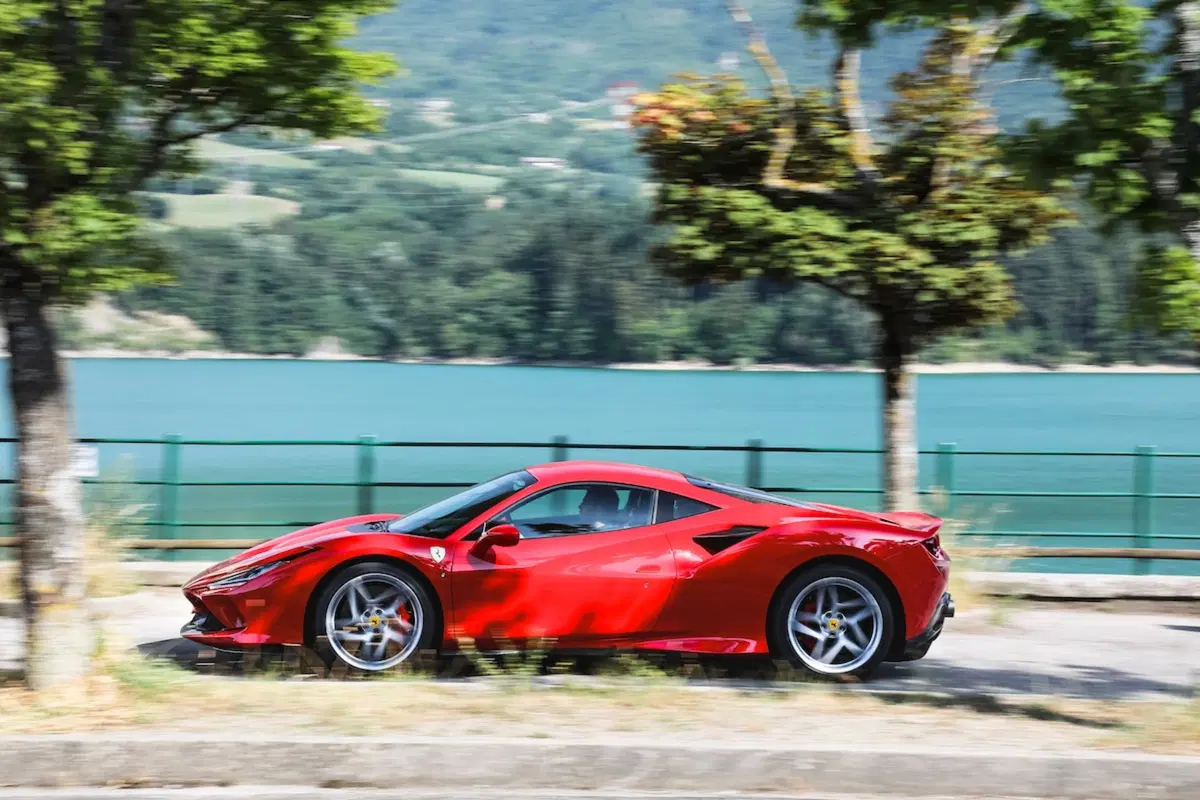 Ferrari F8 Tributo, celebra la dinastia V8 con la forza di 720 CV [Video] (20)