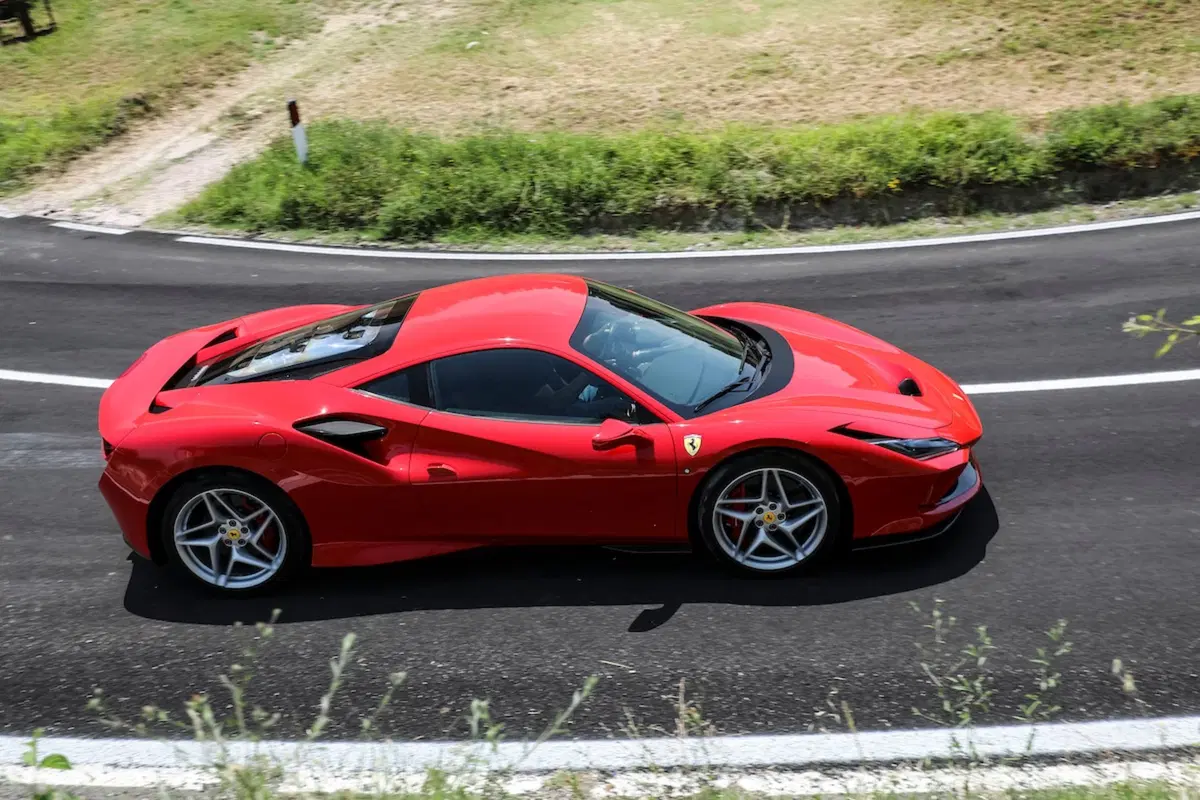 Ferrari F8 Tributo, celebra la dinastia V8 con la forza di 720 CV [Video] (19)
